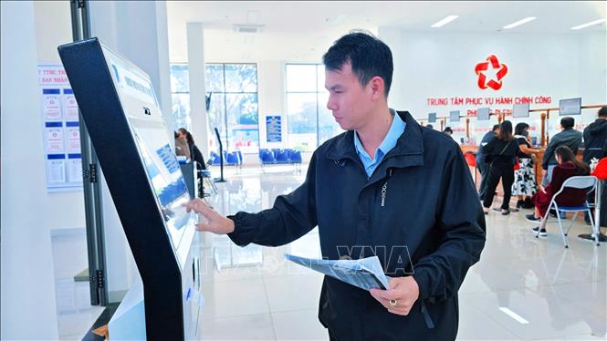 Người dân dễ dàng tiếp cận các dịch vụ công nhờ các mô hình chuyển đổi số cộng đồng, ứng dụng khoa học công nghệ trong triển khai thực hiện các thủ tục hành chính. Ảnh: Quang Thái - TTXVN