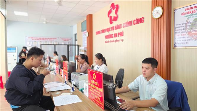 Cán bộ, công chức Gia Lai hướng dẫn người dân thực hiện thủ tục hành chính trên môi trường số. Ảnh: Quang Thái - TTXVN