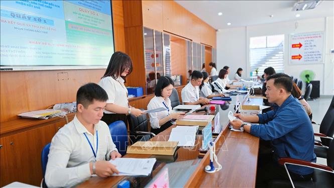 Cán bộ, công chức Gia Lai hướng dẫn người dân thực hiện thủ tục hành chính trên môi trường số. Ảnh: Quang Thái - TTXVN