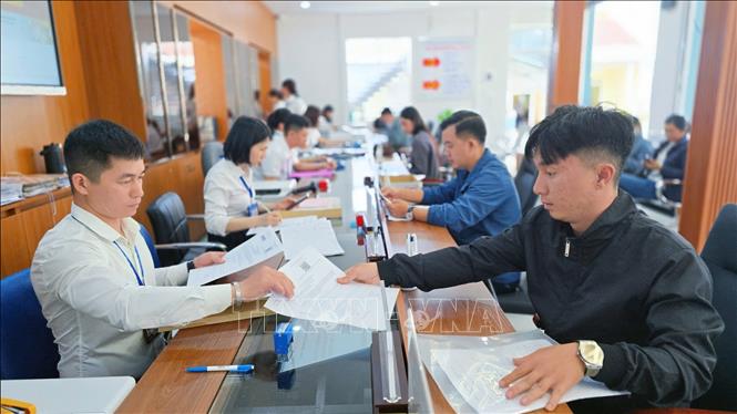 Cán bộ, công chức Gia Lai hướng dẫn người dân thực hiện thủ tục hành chính trên môi trường số. Ảnh: Quang Thái - TTXVN