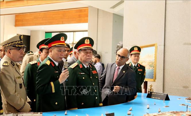 Đại tướng Nguyễn Trọng Nghĩa cùng đoàn đại biểu Việt Nam tham quan Bảo tàng Quốc gia về Cựu chiến binh Algeria. Ảnh: Mạnh Hùng – PV TTXVN tại Algeria