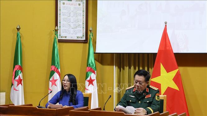 Đại tướng Nguyễn Trọng Nghĩa và bà Mihoubi Yamina, đại diện bà con người gốc Việt ở Algeria. Ảnh: Mạnh Hùng – PV TTXVN tại Algeria