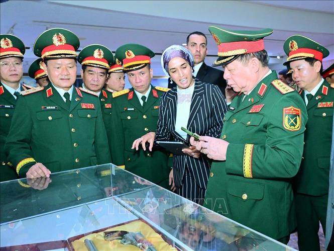 Đại tướng Nguyễn Trọng Nghĩa cùng đoàn đại biểu Việt Nam tham quan Bảo tàng Quốc gia về Cựu chiến binh Algeria. Ảnh: Mạnh Hùng – PV TTXVN tại Algeria