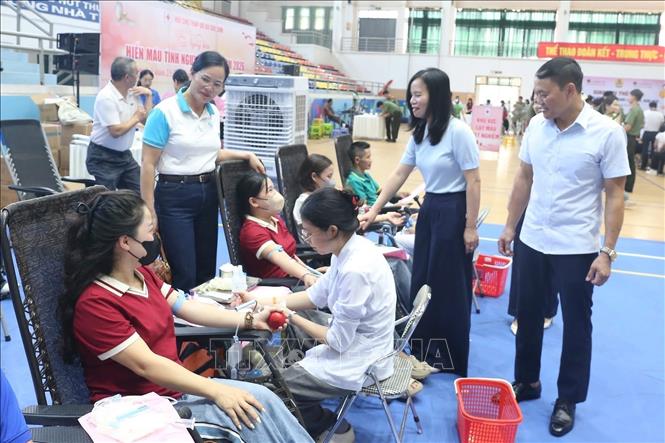 Lãnh đạo Ban Chỉ đạo vận động hiến máu tình nguyện xã Sóc Sơn, thành phố Hà Nội và lãnh đạo Bệnh viện Hữu nghị Việt Đức thăm hỏi động viên người tham gia hiến tình nguyện đợt 2 năm 2026. Ảnh: Quốc Lũy - TTXVN