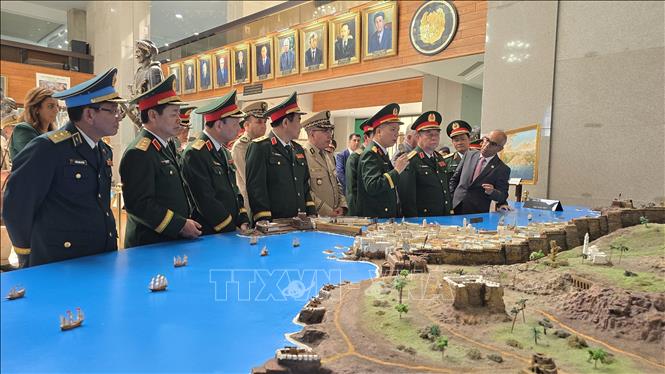 Đoàn đại biểu cấp cao Bộ Quốc Phòng tham quan sa bàn tại Bảo tàng quân đội Algeria. Ảnh: Nguyễn An - PV TTXVN tại Algeria