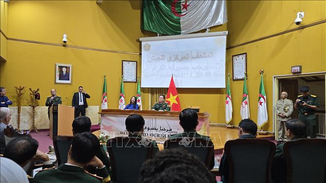 Đồng chí Đại tướng Nguyễn Trọng Nghĩa phát biểu trước cán bộ các cơ quan đại diện Việt Nam và kiều bào tại Algeria tham dự buổi chiếu phim. Ảnh: Nguyễn An - PV TTXVN tại Algeria