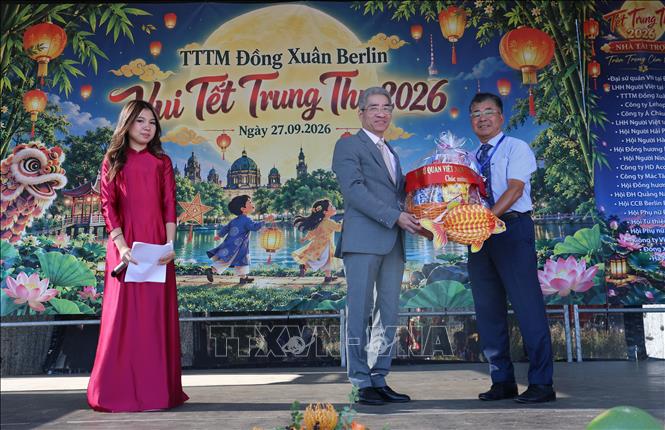 Đại sứ Nguyễn Đắc Thành tặng quà Trung Thu cho Ban tổ chức. Ảnh: Thu Hằng - PV TTXVN tại Đức