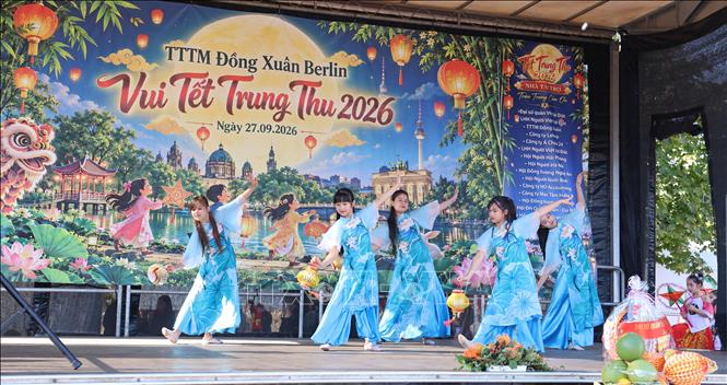 Tiết mục múa do các em nhỏ trong cộng đồng trình diễn. Ảnh: Thu Hằng - PV TTXVN tại Đức