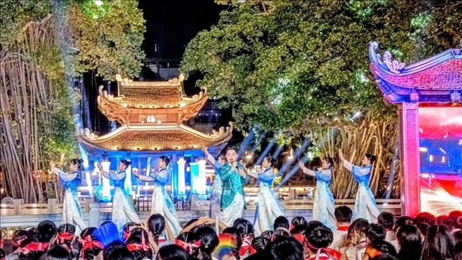 Tiết mục biểu diễn nghệ thuật đêm khai mạc cuộc thi “Tìm hiểu về Di tích quốc gia đặc biệt Văn Miếu - Quốc Tử Giám”. Ảnh: Tuyết Mai - TTXVN