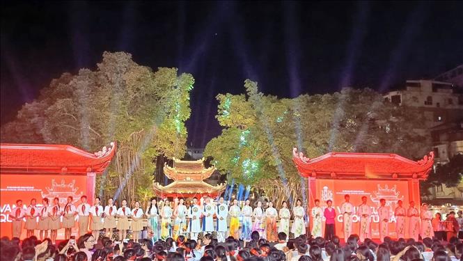 Ba đội tham gia cuộc thi “Tìm hiểu về Di tích quốc gia đặc biệt Văn Miếu - Quốc Tử Giám”. Ảnh: Tuyết Mai - TTXVN

