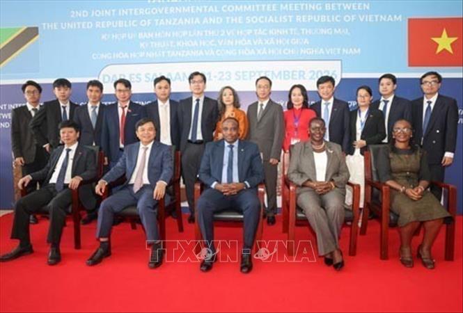 Đoàn đại biểu liên ngành hai nước do Thứ trưởng Bộ Nông nghiệp và Môi trường Nguyễn Hoàng Hiệp và Thứ trưởng Bộ Ngoại giao và Hợp tác Đông Phi Tanzania James Millya làm Trưởng đoàn chụp ảnh lưu niệm sau thành công của Kỳ họp. Ảnh: TTXVN phát