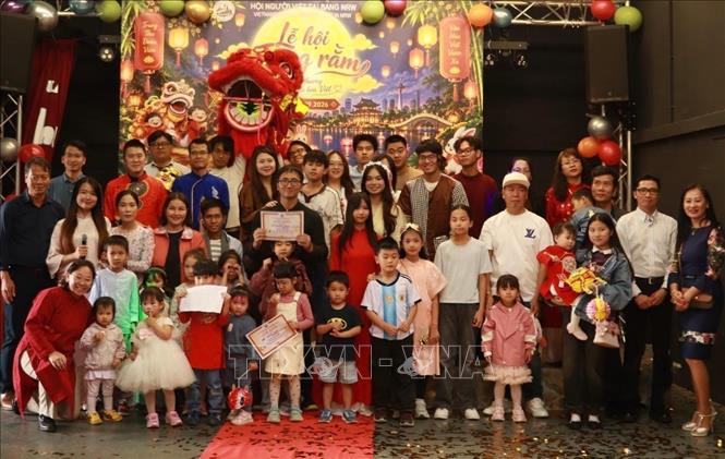 Các em nhỏ tham gia cuộc thi cùng phụ huynh. Ảnh: TTXVN phát