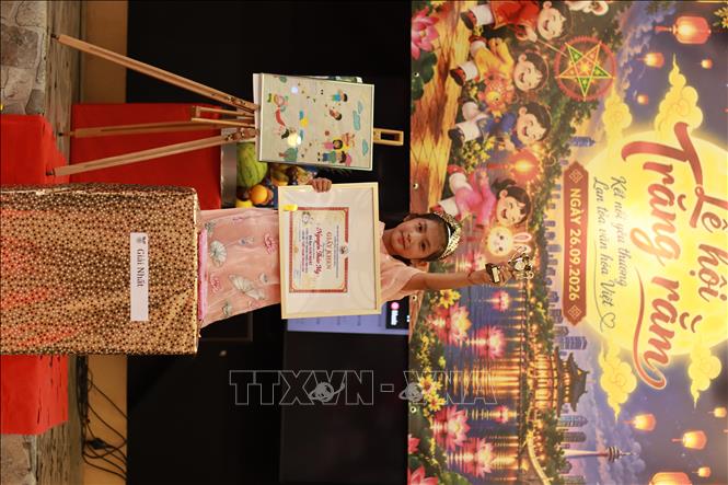 Em Nguyễn Thảo My giành giải Nhất do cộng đồng mạng bình chọn. Ảnh: TTXVN phát