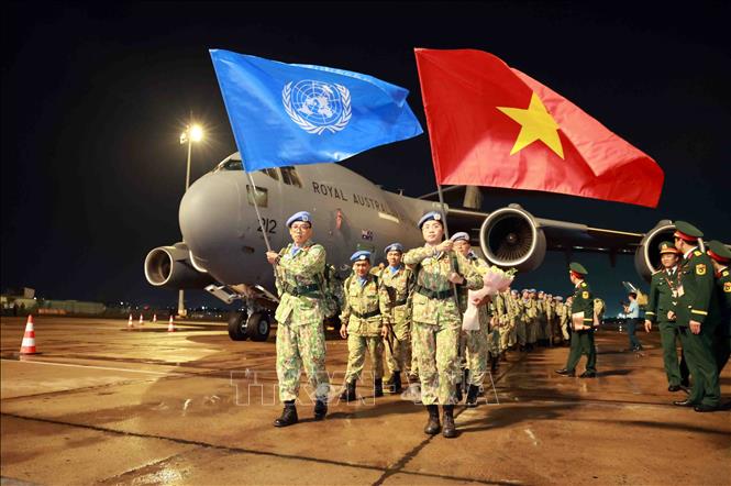 Cán bộ, chiến sĩ Bệnh viện Dã chiến cấp 2 số 7 trở về nước sau khi hoàn thành xuất sắc nhiệm vụ gìn giữ hòa bình Liên hợp quốc tại Phái bộ Nam Sudan. Ảnh: Xuân Khu-TTXVN