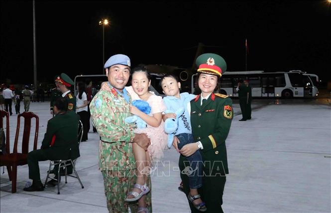 Niềm vui sum họp gia đình của cán bộ, chiến sĩ Bệnh viện Dã chiến cấp 2 số 7 ngày trở về. Ảnh: Xuân Khu-TTXVN