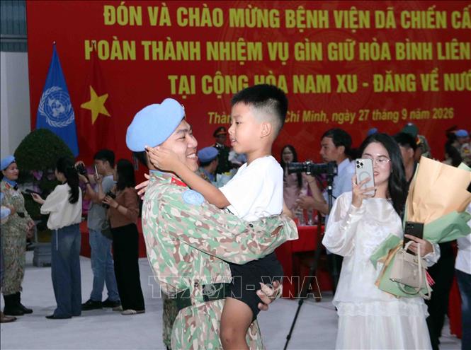 Niềm vui hội ngộ gia đình của cán bộ, chiến sĩ Bệnh viện Dã chiến cấp 2 số 7 ngày trở về. Ảnh: Xuân Khu-TTXVN