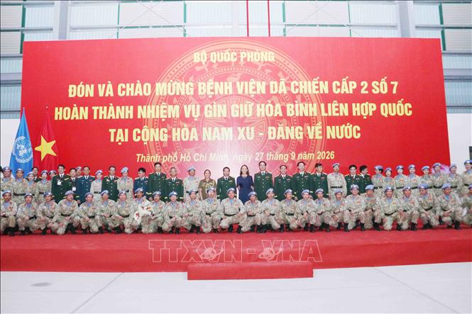 Cán bộ, chiến sĩ Bệnh viện Dã chiến cấp 2 số 7 chụp ảnh lưu niệm cùng các đại biểu dự lễ đón. Ảnh: Xuân Khu-TTXVN