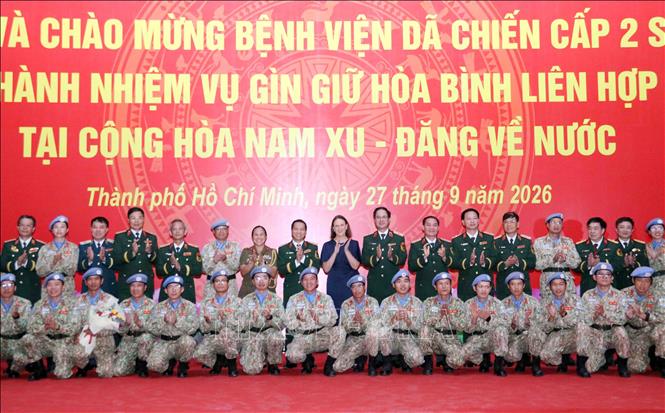 Cán bộ, chiến sĩ Bệnh viện Dã chiến cấp 2 số 7 chụp ảnh lưu niệm cùng các đại biểu dự lễ đón. Ảnh: Xuân Khu-TTXVN