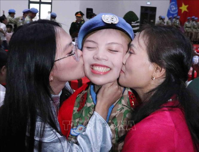 Niềm vui hội ngộ. Ảnh: Xuân Khu - TTXVN