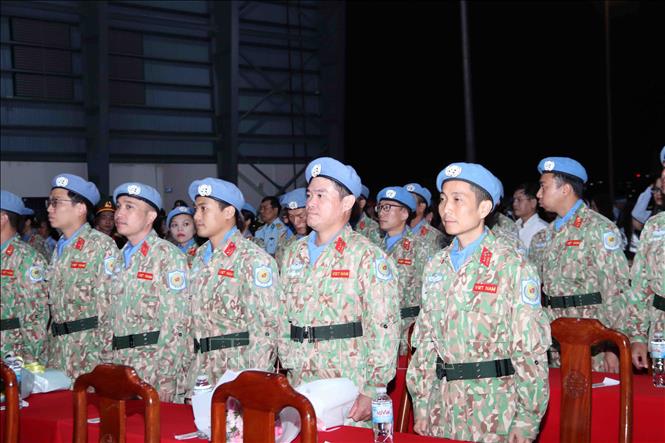 Cán bộ, chiến sĩ Bệnh viện Dã chiến cấp 2 số 7 trở về nước sau khi hoàn thành xuất sắc nhiệm vụ gìn giữ hòa bình Liên hợp quốc tại Phái bộ Nam Sudan. Ảnh: Xuân Khu-TTXVN
