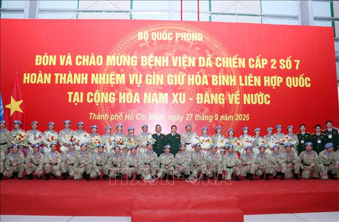 Cán bộ, chiến sĩ Bệnh viện Dã chiến cấp 2 số 7 chụp ảnh lưu niệm cùng các đại biểu dự lễ đón. Ảnh: Xuân Khu-TTXVN