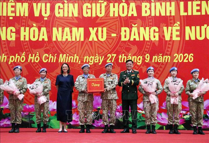 Thượng tướng Nguyễn Trường Thắng, Thứ trưởng Bộ Quốc phòng và bà Katherine Louise Grimmond, Tổng Lãnh sự Australia tại Thành phố Hồ Chí Minh tặng quà chào đón cán bộ, chiến sĩ Bệnh viện Dã chiến cấp 2 số 7 hoàn thành xuất sắc nhiệm vụ trở về nước. Ảnh: Xuân Khu-TTXVN