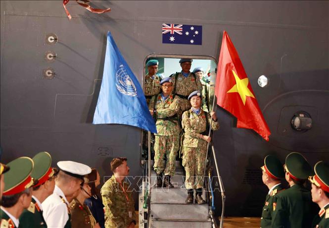 Cán bộ, chiến sĩ Bệnh viện Dã chiến cấp 2 số 7 trở về nước sau khi hoàn thành xuất sắc nhiệm vụ gìn giữ hòa bình Liên hợp quốc tại Phái bộ Nam Sudan. Ảnh: Xuân Khu-TTXVN