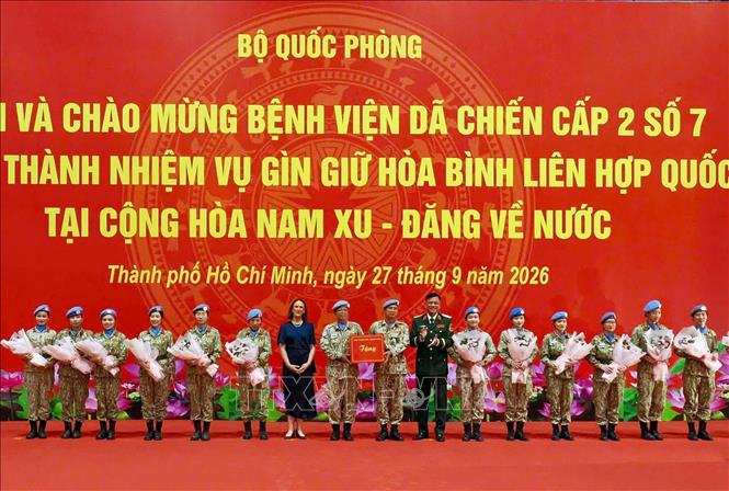 Thượng tướng Nguyễn Trường Thắng, Thứ trưởng Bộ Quốc phòng và bà Katherine Louise Grimmond, Tổng Lãnh sự Australia tại Thành phố Hồ Chí Minh tặng quà chào đón cán bộ, chiến sĩ Bệnh viện Dã chiến cấp 2 số 7 hoàn thành xuất sắc nhiệm vụ trở về nước. Ảnh: Xuân Khu-TTXVN