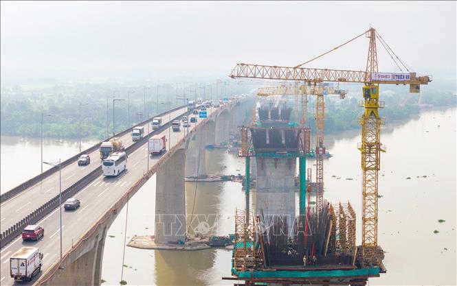Thi công cầu Long Thành thuộc Dự án mở rộng đoạn cao tốc Thành phố Hồ Chí Minh - Long Thành. Ảnh: Công Phong - TTXVN