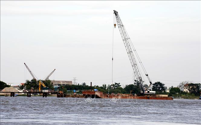 Các trang thiết bị máy móc tập trung thi công trụ cầu dưới lòng sông. Ảnh: Thái Thuần - TTXVN