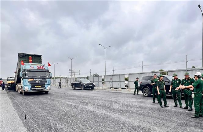 Thảm nhựa tại Dự án mở rộng đoạn cao tốc Thành phố Hồ Chí Minh - Long Thành. Ảnh: Công Phong - TTXVN