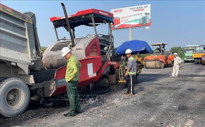 Thảm nhựa tại Dự án mở rộng đoạn cao tốc Thành phố Hồ Chí Minh - Long Thành. Ảnh: Công Phong - TTXVN