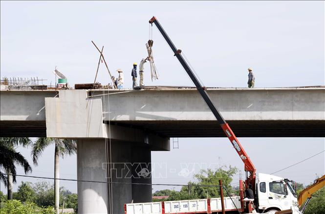 Công nhân thi công trên mặt cầu. Ảnh: Thái Thuần - TTXVN