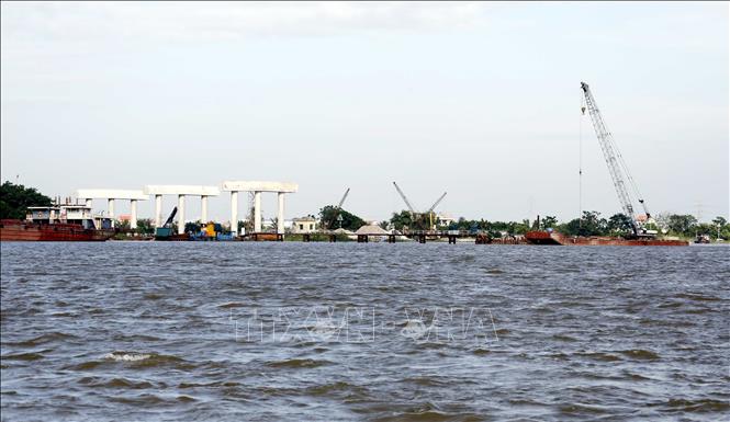 Những trụ cầu vượt sông trên địa bàn tỉnh Hưng Yên đã hoàn thành. Ảnh: Thái Thuần - TTXVN