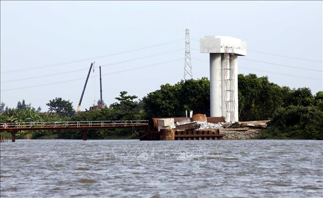 Những trụ cầu vượt sông đầu tiên đã hoàn thành. Ảnh: Thái Thuần - TTXVN