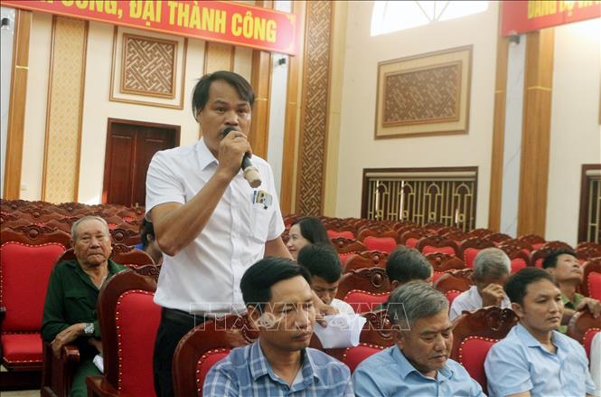 Người dân nêu ý kiến, kiến nghị. Ảnh: Nguyễn Chinh - TTXVN