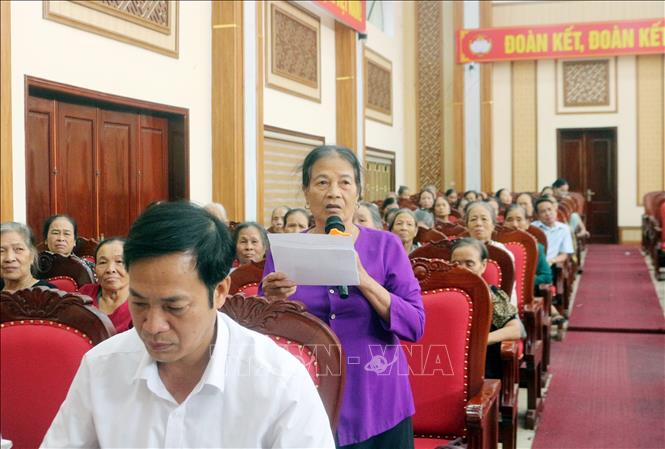Hội viên Hội Người cao tuổi nêu ý kiến, kiến nghị. Ảnh: Nguyễn Chinh - TTXVN