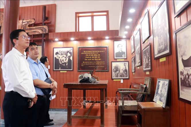 Đại biểu tham quan khu vực trưng bày tại Nhà lưu niệm Phó Thủ tướng Chính phủ Trần Hữu Dực. Ảnh: Tường Vi - TTXVN.  