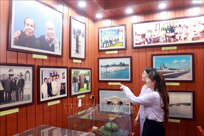 Đại biểu tham quan khu vực trưng bày tại Nhà lưu niệm Phó Thủ tướng Chính phủ Trần Hữu Dực. Ảnh: Tường Vi - TTXVN.  