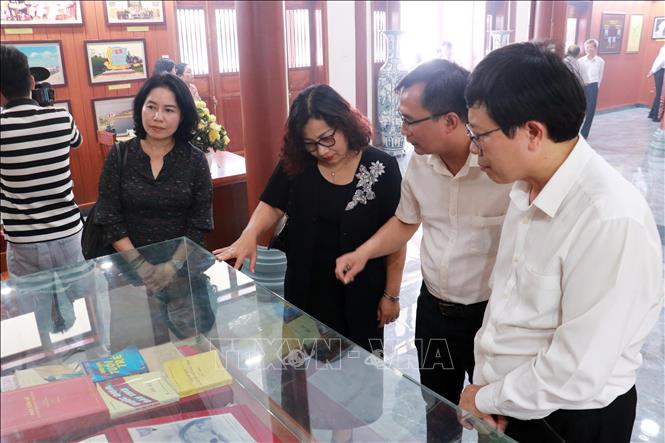 Đại biểu tham quan khu vực trưng bày tại Nhà lưu niệm Phó Thủ tướng Chính phủ Trần Hữu Dực. Ảnh: Tường Vi - TTXVN.  