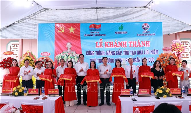 Các đại biểu thực hiện nghi thức cắt băng kháng thành công trình. Ảnh: Tường Vi - TTXVN