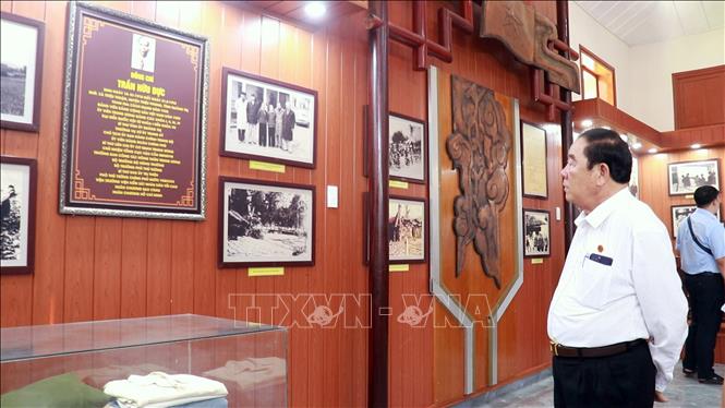 Đại biểu tham quan khu vực trưng bày tại Nhà lưu niệm Phó Thủ tướng Chính phủ Trần Hữu Dực. Ảnh: Tường Vi - TTXVN.  