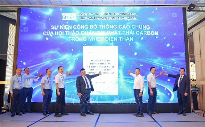 Các đơn vị tham dự hội thảo thông qua Thông cáo chung về quản trị phát thải carbon trong nhiệt điện than, thể hiện tinh thần đồng hành, hợp tác và cùng hướng tới những giải pháp thiết thực trong quản trị và giảm phát thải carbon trong nhiệt điện than. Ảnh: Thanh Tùng - TTXVN