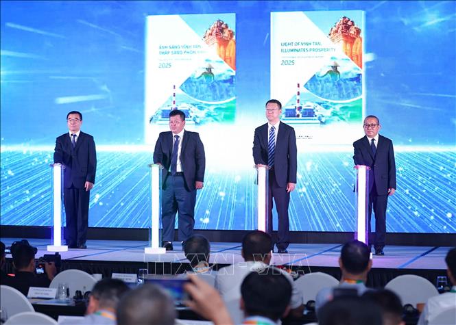 Việc công bố Báo cáo Phát triển bền vững năm 2025 được Công ty TNHH Điện lực Vĩnh Tân 1 xác định là một dấu mốc trong quá trình tăng cường minh bạch thông tin và thể hiện trách nhiệm của doanh nghiệp đối với các bên liên quan. Ảnh: Thanh Tùng - TTXVN