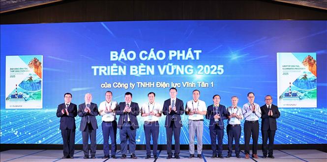 Sự kiện “Ánh Sáng Vĩnh Tân - Thắp Sáng Phồn Vinh; công bố Báo cáo Phát triển Bền vững & Kết nối Tăng trưởng Xanh” đánh dấu lần đầu tiên Công ty TNHH Điện lực Vĩnh Tân 1 chính thức công bố Báo cáo Phát triển bền vững bằng hai phiên bản tiếng Việt và tiếng Anh. Ảnh: Thanh Tùng - TTXVN