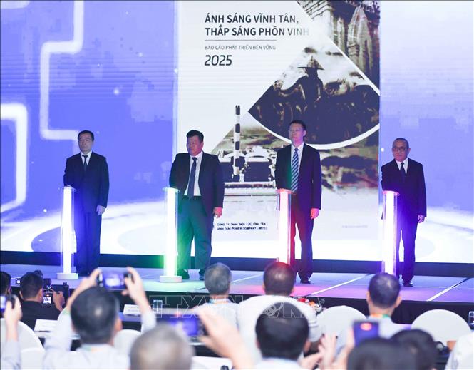 Với việc công bố Báo cáo Phát triển Bền vững đầu tiên, Vĩnh Tân 1 đặt mục tiêu sẽ tiếp tục hoàn thiện hệ thống quản trị ESG, nâng cao hiệu quả sử dụng tài nguyên, kiểm soát các tác động môi trường, phát triển nguồn nhân lực địa phương và duy trì các hoạt động trách nhiệm xã hội. Ảnh: Thanh Tùng - TTXVN