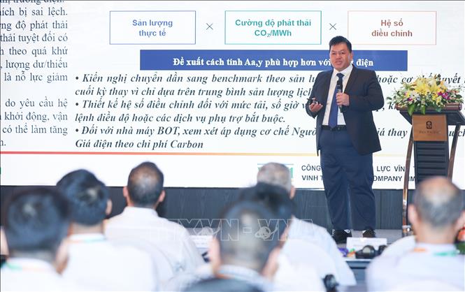 Ông Phan Ngọc Cẩm Thành, Phó Tổng Giám đốc Công ty TNHH Điện lực Vĩnh Tân 1 phát biểu trong hội thảo. Ảnh: Thanh Tùng - TTXVN