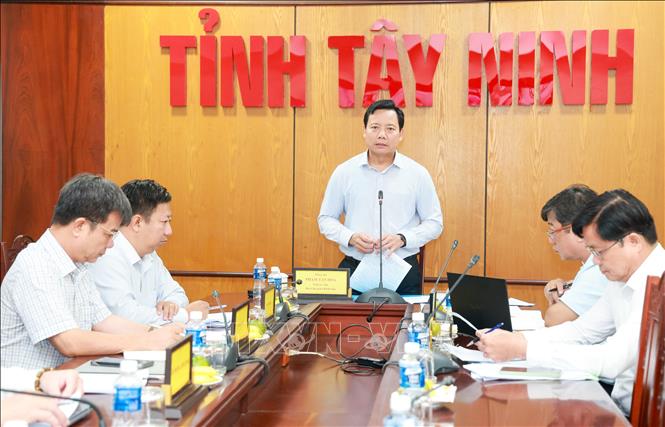 Phó Chủ tịch UBND tỉnh Tây Ninh Phạm Tấn Hòa phát biểu chỉ đạo, yêu cầu các địa phương khẩn trương hoàn thiện hồ sơ và chuẩn bị đầu tư các trường học biên giới. Ảnh: Giang Phương - TTXVN