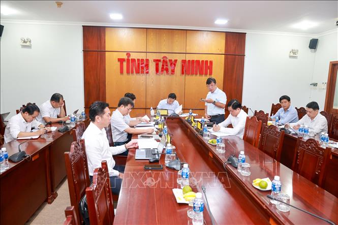 Lãnh đạo Sở Giáo dục và Đào tạo tỉnh Tây Ninh trao đổi với lãnh đạo các xã biên giới về quy mô đầu tư, thiết kế và tiến độ chuẩn bị xây dựng các trường học. Ảnh: Giang Phương - TTXVN
