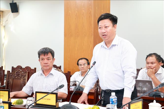 Ông Nguyễn Kiên Cường, Phó Giám đốc Sở Tài chính tỉnh Tây Ninh, phát biểu về công tác rà soát tổng mức đầu tư và cân đối nguồn vốn cho các dự án trường học biên giới. Ảnh: Giang Phương - TTXVN